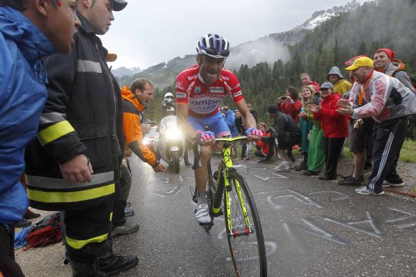 Scarponi, con indosso la maglia rossa della classifica a punti, affronta la ripida salita verso il Rifugio Gardeccia, arrivo del tappone dolomitico del Giro del 2011 (foto Bettini)