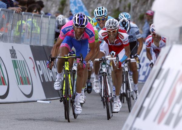 Michele Scarponi sguscia fuori in testa al gruppo da una delle ultime curve della salita di Montevergine, ma sul traguardo lo precederà dun soffio il belga Bart De Clercq (foto Bettini)