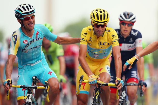 Scarponi si felicita con Nibali sul traguardo di Parigi, Tour del 2014 (Getty Images Sport)