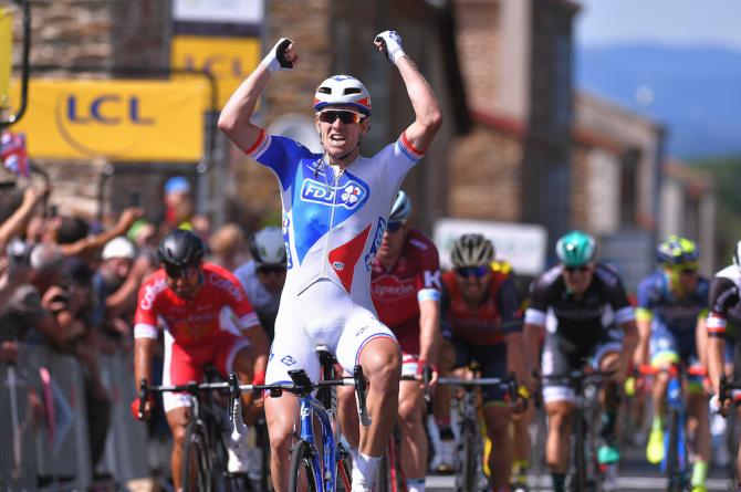 Arnaud Démare domina lo sprint di Arlanc, seconda tappa del Criterium del Delfinato (foto Tim de Waele/TDWSport.com)