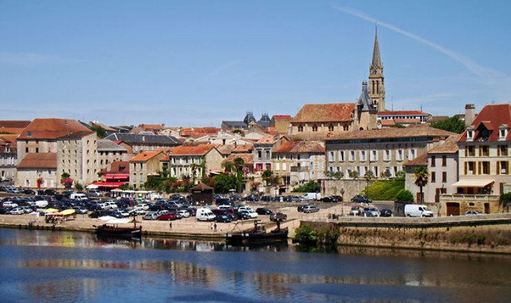 Un bello scorcio di Bergerac, vista dal fiume Dordogna (baguetteshandlebarsdiscoverfrance.com)