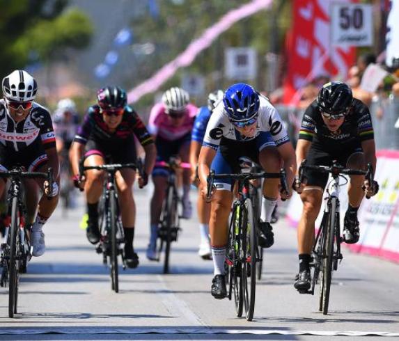 Il colpo di reni della Lepistö sul traguardo di Roseto degli Abruzzi (Tim de Waele/TDWSport.com)