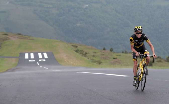 Il corridore francese Romain Sicard (Direct Énergie) testa larrivo sulla pista dellaltiporto di Peyragudes (foto Thierry David)