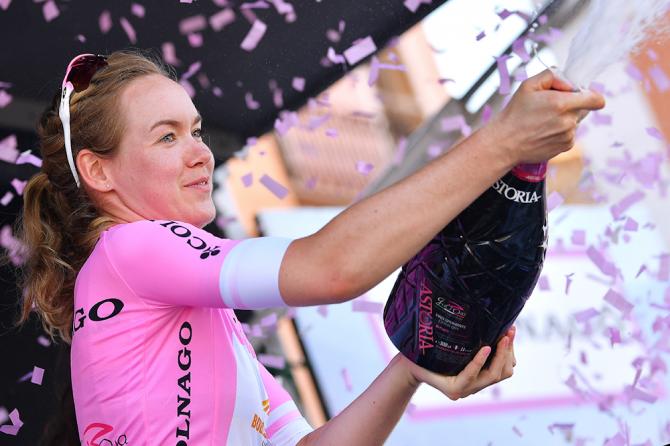 Anna Van Der Breggen festeggia il meritato successo finale nella 28a edizione del Giro dItalia riservato alle donne (Tim de Waele/TDWSport.com)