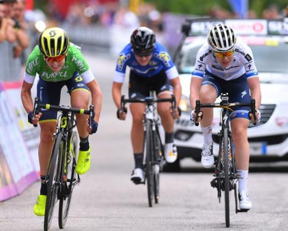 La Van Vleuten regola le compagne davventura sul traguardo di Montereale Valcellina (Tim de Waele/TDWSport.com)