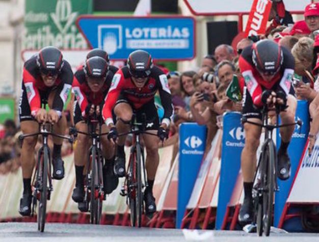 La BMC viaggia verso la vittoria nella cronosquadre che ha aperto ledizione 2017 della Vuelta (foto Jaime Reina / Argazki Press)