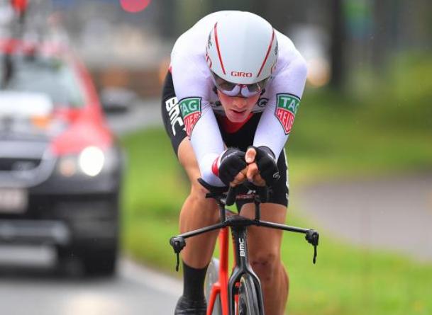 Stefan Küng gareggia con la strada quasi asciutta e si impone nella cronometro individuale del BinckBank Tour (Tim de Waele/TDWSport.com)