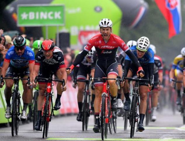 Finisce allo sprint anche la quarta tappa della corsa belgo-olandese: stavolta a sorridere è Edward Theuns (Tim de Waele/TDWSport.com)