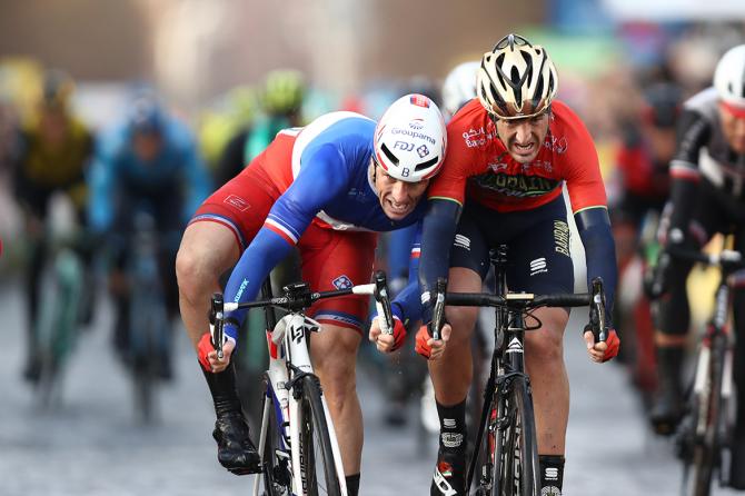 È stato davvero un testa a testa quello tra Démare e  Izagirre sul traguardo della prima tappa della Parigi-Nizza (foto Tim de Waele/TDWSport.com)