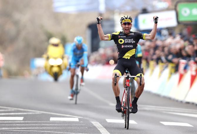 Jonathan Hivert trionfa nella tappa di Châtel-Guyon mentre Luis León Sánchez, alle sue spalle, vola a prendersi la maglia gialla di leader della Parigi-Nizza (foto Tim de Waele/TDWSport.com)