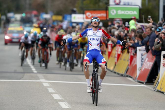 Rudy Molard ottiene la più prestigiosa vittoria della carriera sul traguardo della tappa di Vence (foto Bettini)