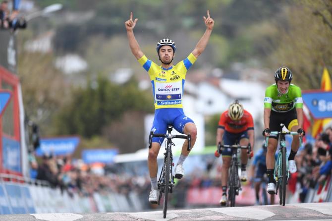 Alaphilippe e Roglič ci offrono una sensazione di déjà-vu sul traguardo di Bermeo: sono ancora loro i primi due a tagliare il traguardo al Giro del Paesi Baschi 2018 (foto Tim de Waele/TDWSport.com)