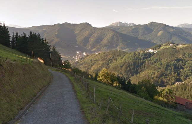 Un panoramico tratto della stretta e ripidissima strada che conduce al Santuario della Virgen de Arrate, traguardo della tappa regina del Giro dei Paesi Baschi (Google Street View)