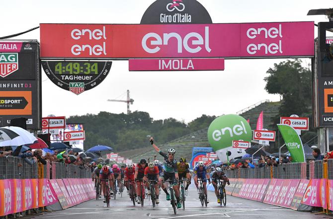 Sulla pista del celebre autodromo intitolato ad Enzo e Dino Ferrari sfreccia più veloce di tutti il bolide irlandese Sam Bennett (foto Tim de Waele/TDWSport.com)