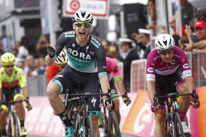 La Quick-Step non brilla a Praia e Viviani con lei: è Bennett ad approfittarne e ad andare a segno nella settima tappa del Giro 2018 (foto Bettini)