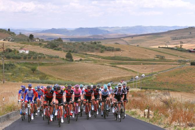 Ultime pedalate per il gruppo sulle calienti strade sicule (foto Tim de Waele/TDWSport.com)