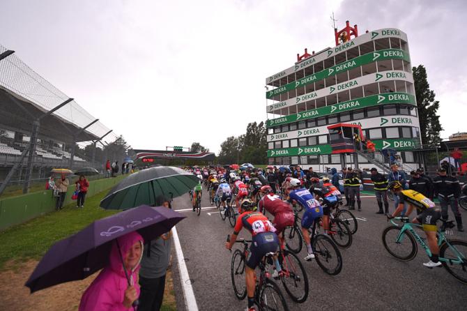 Il Giro dItalia approda sulla pista del celebre autodromo del GP di San Marino di Formula 1 (foto Tim de Waele/TDWSport.com)