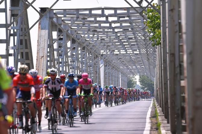 Unistantanea della tappa che ha condotto il gruppo da Ferrara a Nervesa della Battaglia (foto Tim de Waele/TDWSport.com)