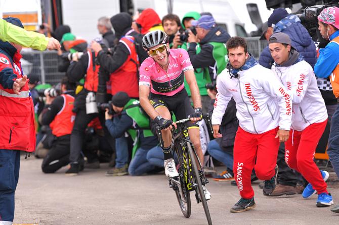 Simon Yates offre un altro saggio della sua classe sulla salita del Gran Sasso dItalia (foto Tim de Waele/TDWSport.com)