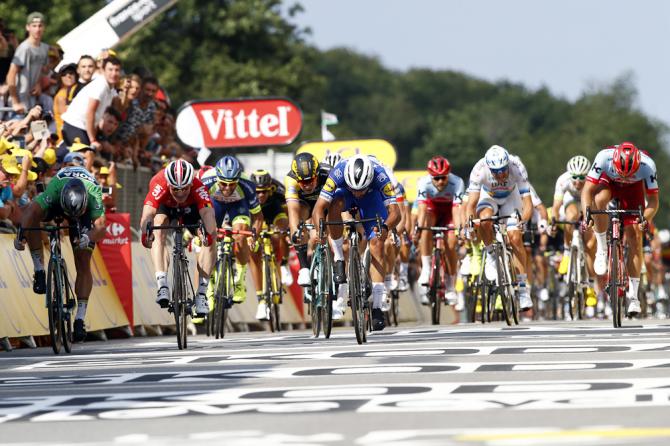 Il serrato sprint che ha sancito la vittoria di Gaviria a Sarzeau (foto Bettini)