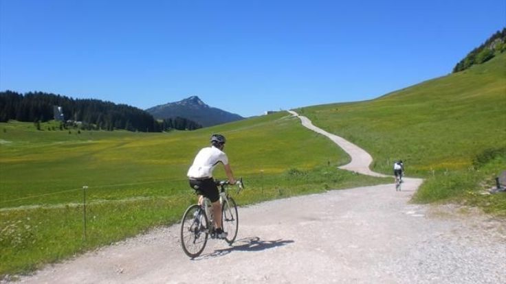 La strada sterrata che attraversa il Plateau des Glières, percorsa durante la 10a tappa del Tour (it.eurosport.com)