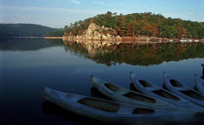 Suggestivo scorcio del Lac de Guerlédan, neui pressi di Mûr-de-Bretagne (www.chambres-hotes.fr)