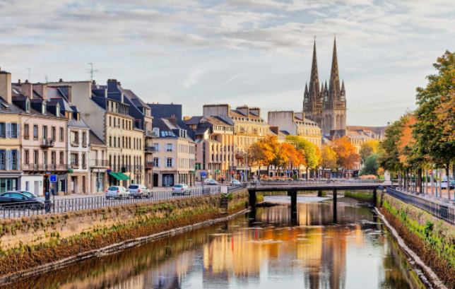 Il fiume Odet attraversa il centro di Quimper (www.yellohvillage.it)