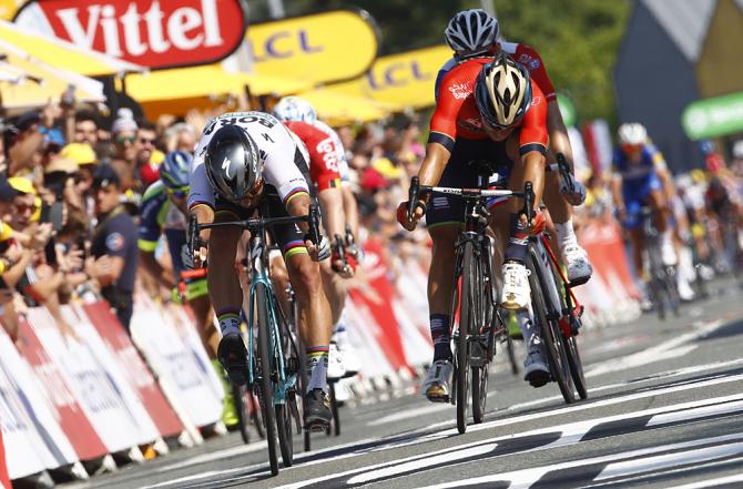 Il testa a testa tra Sagan e Colbrelli sul traguardo della seconda tappa del Tour de France 2018 (foto Bettini)