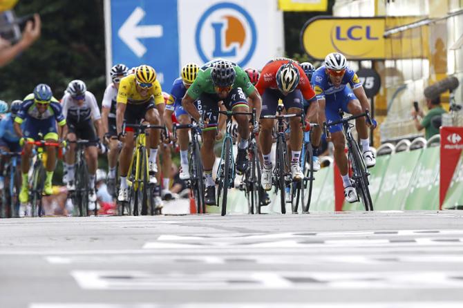 Sagan e Colbrelli ancora protagonisti in un finale al fulmicotone sulle strade del Tour de France 2018 (foto Bettini)