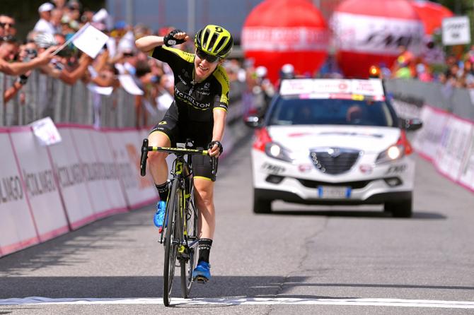 Amanda Spratt taglia in solitaria il traguardo di Gerola Alta (foto Tim de Waele/TDWSport.com)