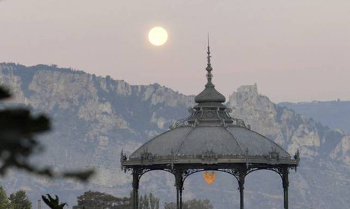 Valence, il chiosco intitolato a Raymond Peynet, lillustratore francese celebre per aver creato i personaggi degli Innamorati (http://www.valence-romans-tourisme.com)