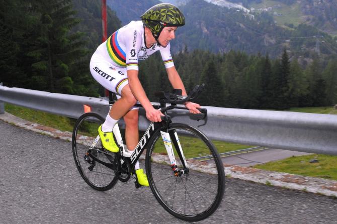 La Van Vleuten vola in salita verso la vittoria nellimpegnativa cronoscalata verso la diga di Campo Moro (foto  Tim de Waele/TDWSport.com)