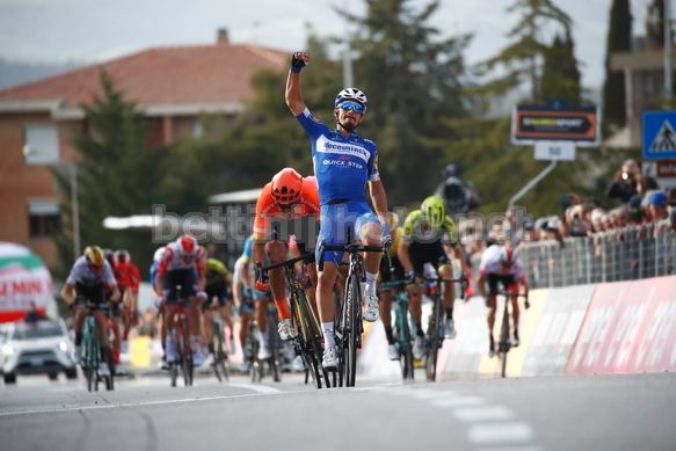 Altra bella affermazione per il talento francese Julian Alaphilippe, che sgomina la concorrenza sul traguardo in leggere ascesa di Pomarance (foto Bettini)