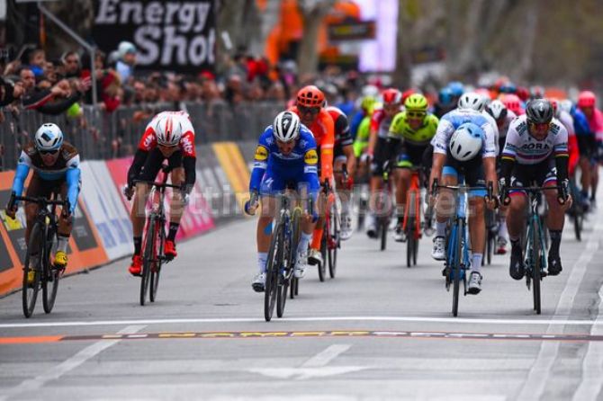 LAlaphilippe che non ti aspetti: adesso vince anche allo sprint mettendo nel sacco i velocisti (foto Bettini)