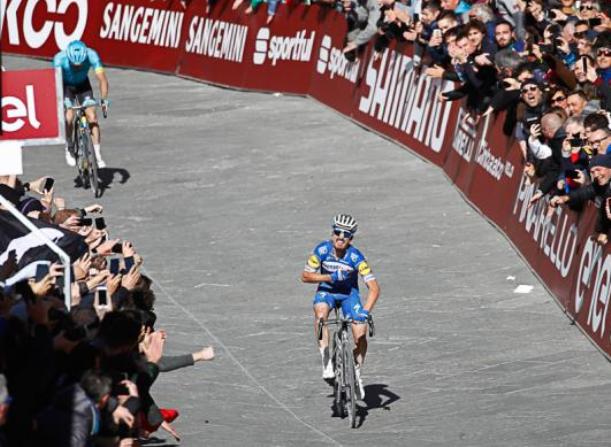 Alaphilippe infila unaltra vittoria di prestigio e vince il palio degli sterrati senesi, la Strade Bianche (foto Bettini)