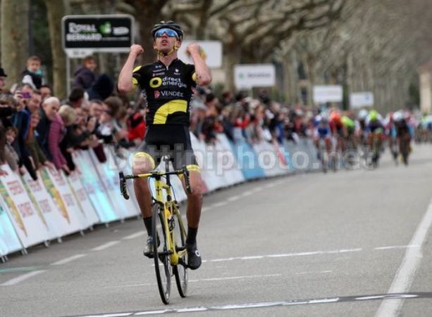 Lilian Calmejane taglia in solitaria, con pochi secondi di vantaggio sugli inseguitori, il traguardo della Classic de lArdèche (foto Bettini)