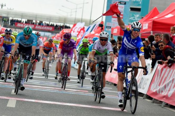 Lolandese Jakobsen vince la terza tappa del Turchia superando allo sprint il capoclassifica Sam Bennett (foto Bettini)