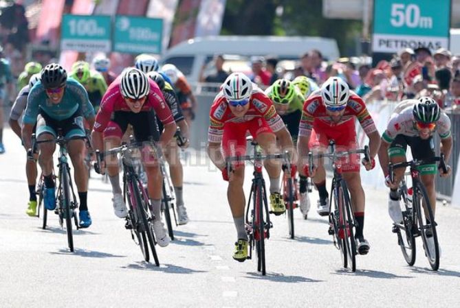 Marco Benfatto vince la frazione conclusiva della corsa malese (foto Bettini)