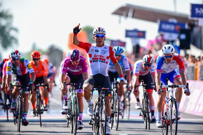 Volata lunga sulle strade di Fausto Coppi: come a Pesaro a mettere la firma è stato lo sprinter australiano Caleb Ewan (foto Bettini)