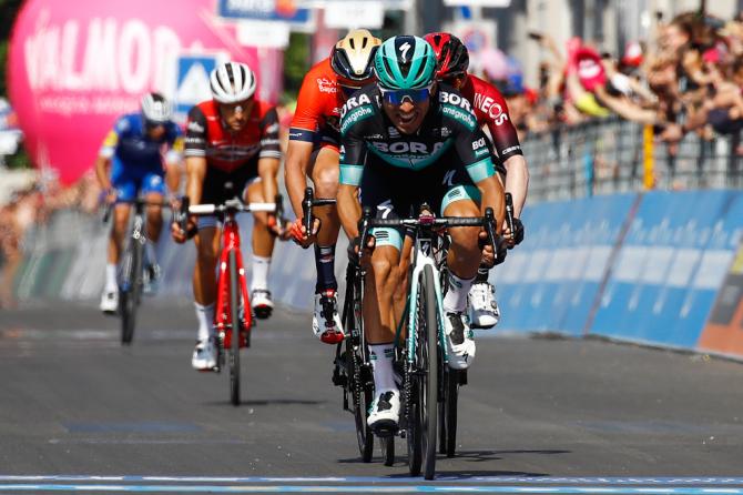 Cesare Benedetti ottiene la sua prima vittoria da professionisti sullambitissimo traguardo di Pinerolo (Getty Images)