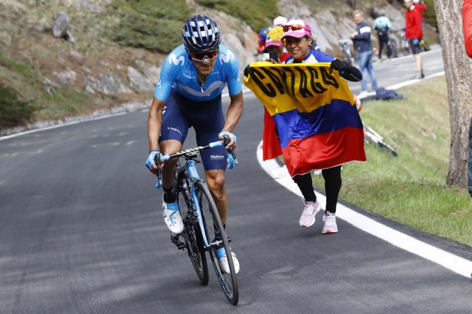 Carapaz allattacco verso Courmayeur mentre un suo tifoso sventola la bandiera dellEcuador (foto Bettini)