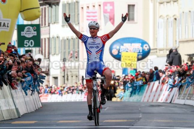 Lelvetico Küng anticipa la volata del gruppo nellunica frazione del Giro di Romandia che era stata pensata per i velocisti (foto Bettini)