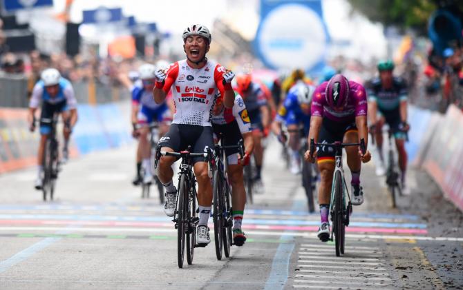 Caleb Ewan si impone sul traguardo di Pesaro (foto Bettini)