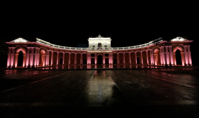 Il Palazzo dellEmiciclo, sede del Consiglio regionale dellAbruzzo, illuminato di rosa in occasione del Giro (www.abruzzolive.it)