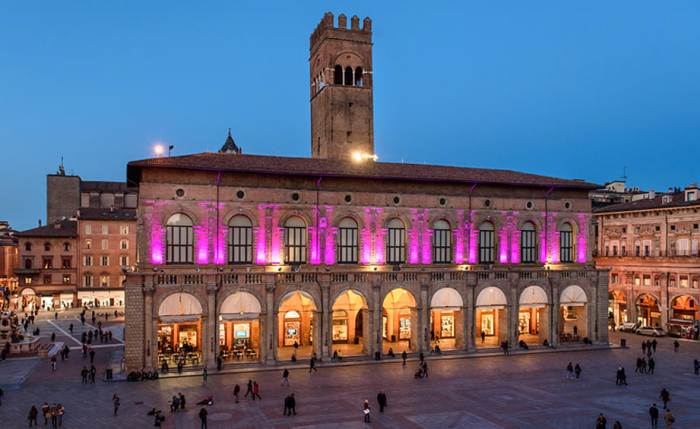 Palazzo del Podestà a Bologna illuminato di rosa in occasione del partenza del Giro dItalia (www.bolognatoday.it)