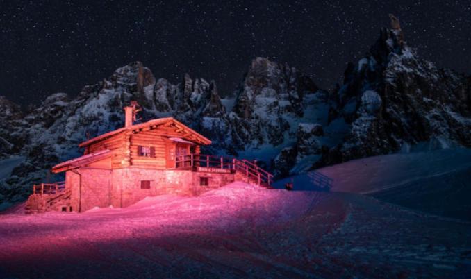 La Baita Segantini, situata poco sopra il Passo Rolle, illuminata di rosa in occasione dellarrivo del Giro a San Martino di Castrozza (www.federciclismo.it)