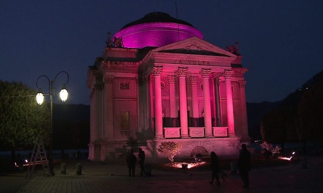 Il Tempio Voltiano di Como illuminato di rosa in occasione del Giro dItalia (www.espansionetv.it)