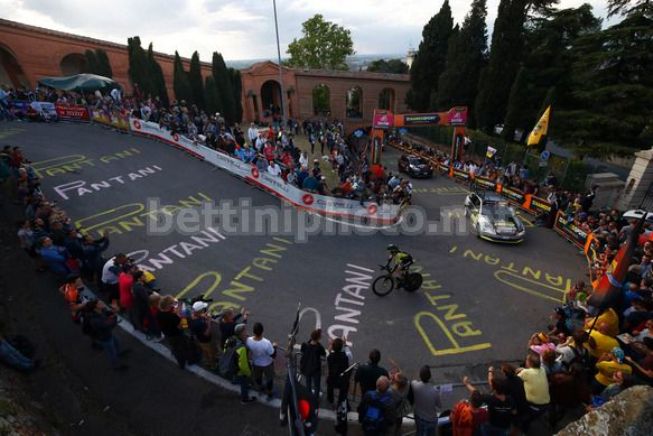 La tremenda Curva delle Orfanelle lungo la salita a San Luca (foto Bettini)