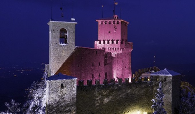 Una delle tre rocche simbolo della città di San Marino illuminata di rosa in occasione dellarrivo del Giro (www.giroditalia.it)