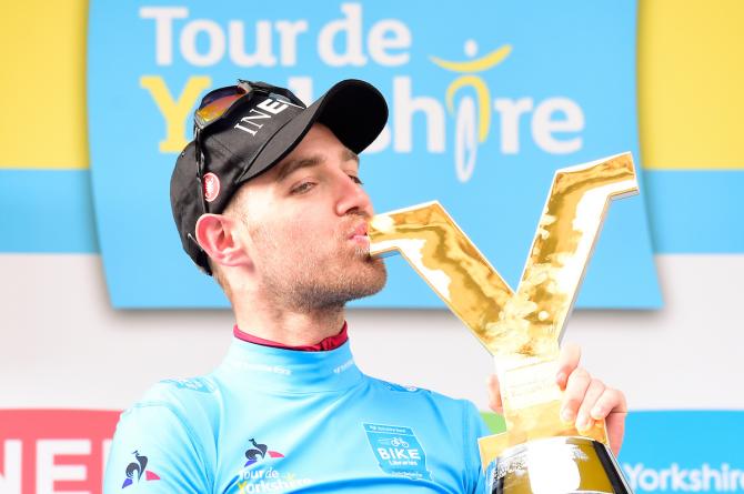 Lawless bacia la Y dorata, trofeo che premia il vincitore del Tour de Yorkshire (foto Swpix)